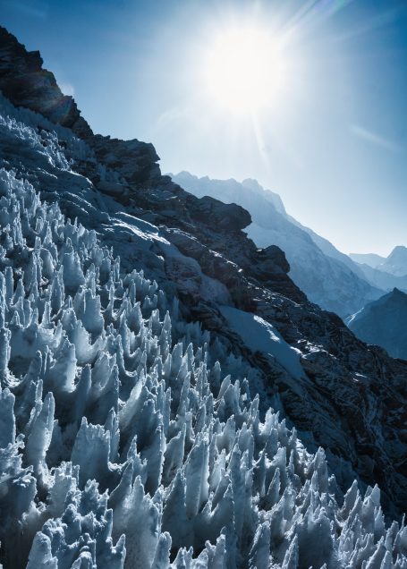 Eisige Felsen mit frostigen Spitzen, unter einem strahlenden Sonnenlicht.