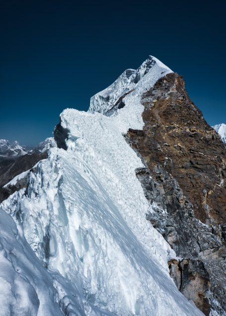 Felsformation mit Schnee und Gletscher am Himalaya-Hochgebirge.