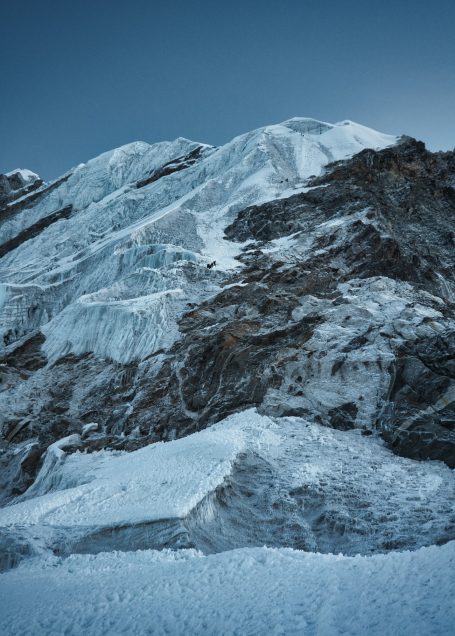 Hochgebirgslandschaft mit schneebedeckten Gipfeln und eisigen Felsen.