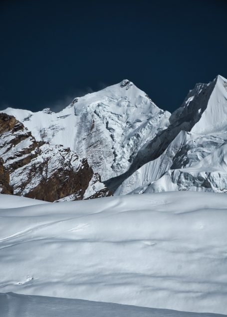 Schneebedeckte Berge unter einem klaren, tiefblauen Himmel.