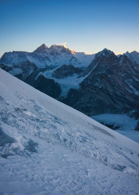 Schneebedeckte Berge unter einem klaren Himmel bei Sonnenaufgang.