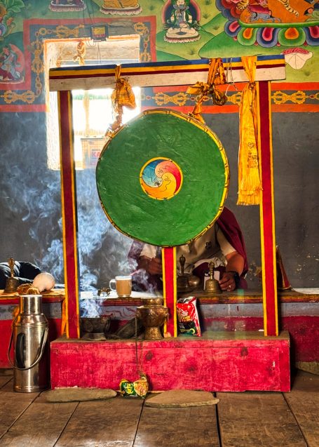 Bunter Gong mit einem symbolischen Muster in einem geschmückten Raum.