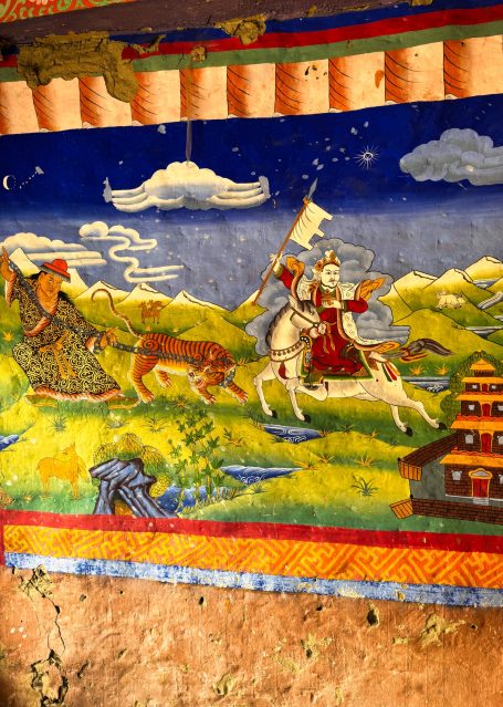 Eine bunte Wandmalerei zeigt einen Reiter auf einem weißen Pferd in einer Landschaft.