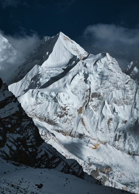 Schneebedeckter Gipfel eines majestätischen Berges im Hochgebirge.