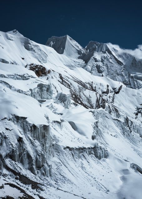 Schneebedeckte Berge unter einem klaren, blauen Himmel.
