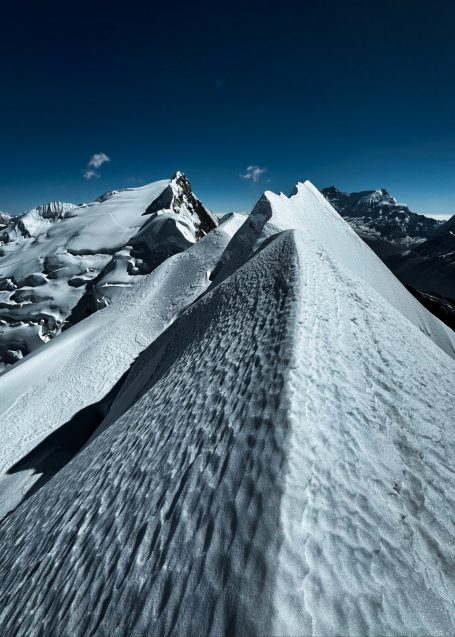 Schneebedeckte Bergspitze unter klarem, blauem Himmel.