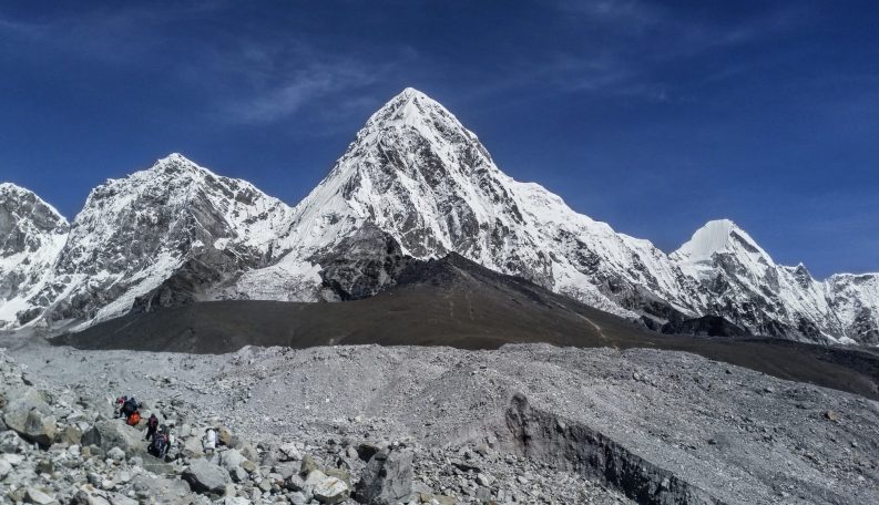 Hochschneebedeckte Berge unter einem klaren blauen Himmel.