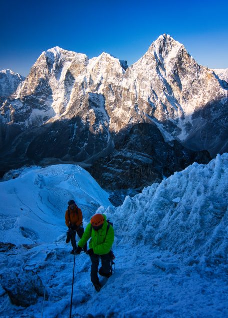 Bergsteiger erklimmen einen schneebedeckten Gipfel im Himalaya.