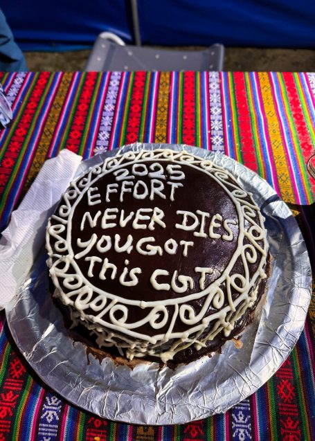 Schokoladentorte mit der Aufschrift: „Einsatz stirbt nie, du hast es geschafft“.