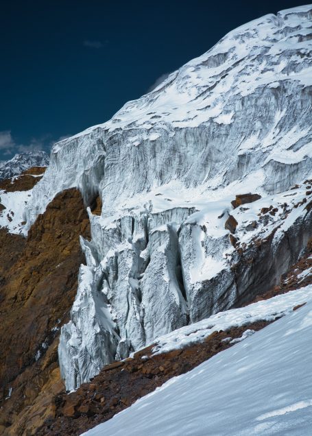 Eisige Berglandschaft mit schneebedeckten Gipfeln und Gletschern.