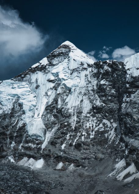 Hoher, schneebedeckter Berg unter einem klaren, blauen Himmel.